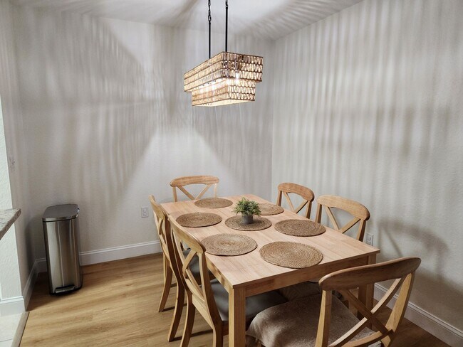 Building Photo - 8926 Manor Loop