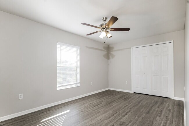 Building Photo - 719 Roma Ave S