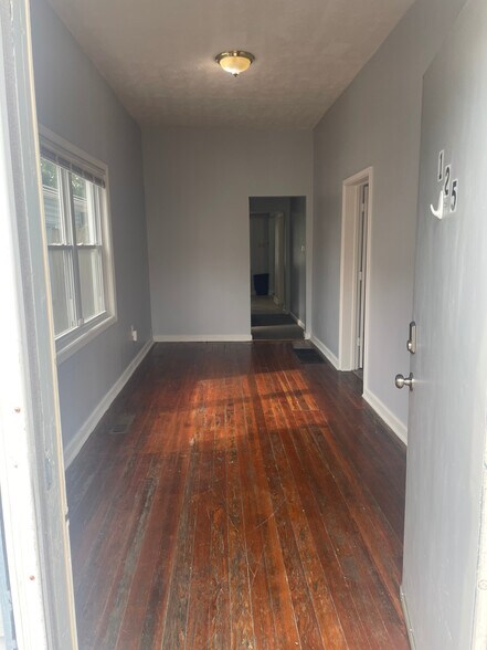 Building Photo - 125 Montmullin St