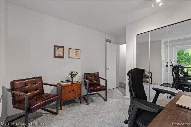 Building Photo - 704 Oakbrook Ridge Dr