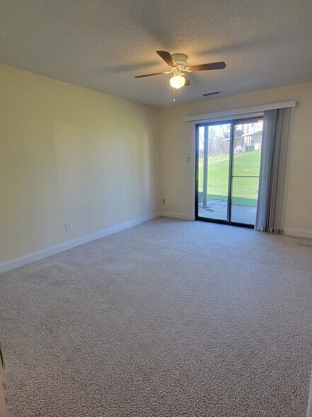 Building Photo - 2047 Jason Dr