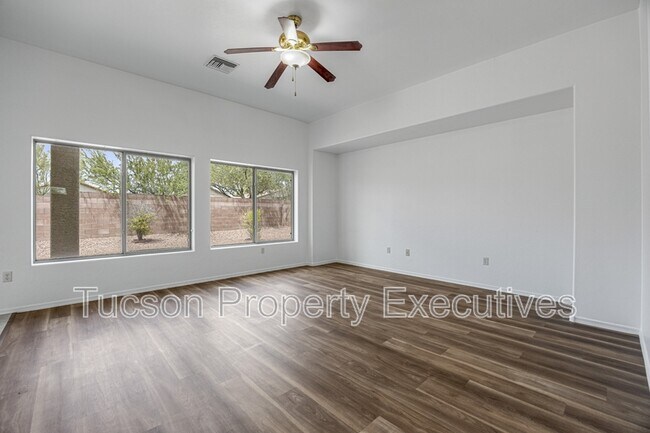 Building Photo - 7585 E Picket Fence Ln