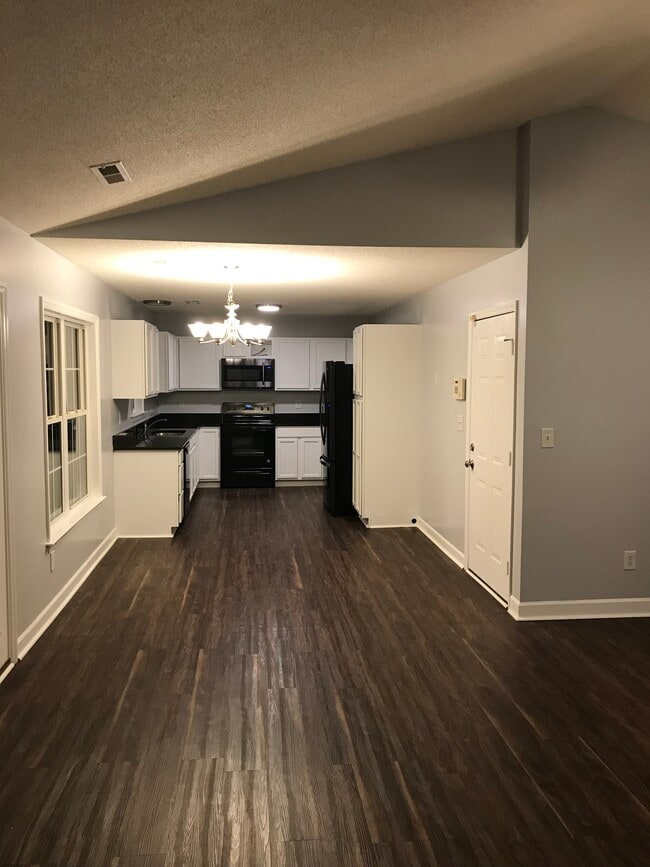 Building Photo - 1950 Hawkcrest Ct