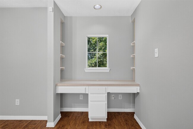 Building Photo - 8519 Babbling Brook Ct