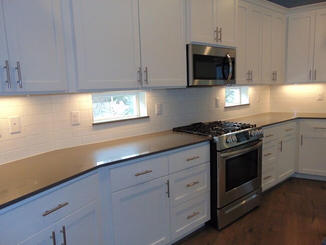 Building Photo - Beautiful 4 Bedroom Contemporary Luxury Ho...