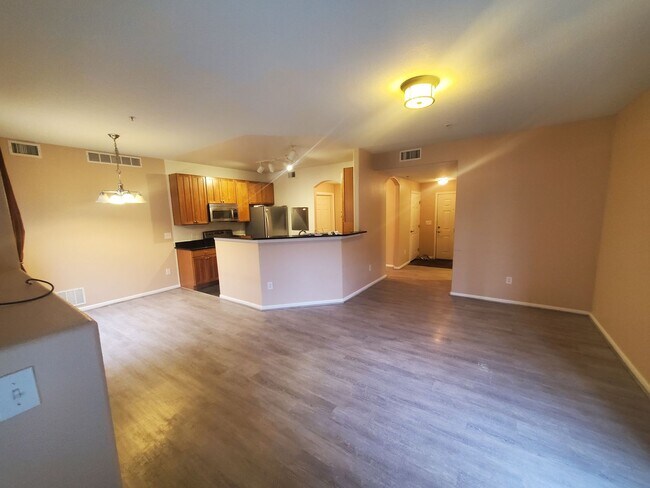 Building Photo - Spacious 2B/2B Main Level Condo With Garage NOW AVAILABLE