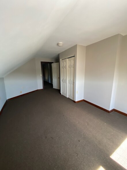 Building Photo - 2454 River Rd