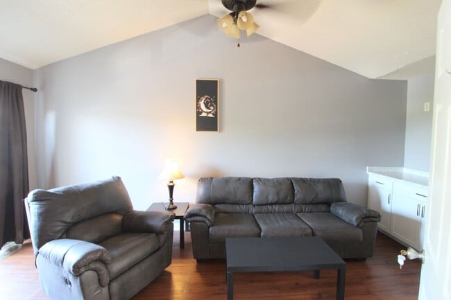 Building Photo - 1337 Bradley Dr