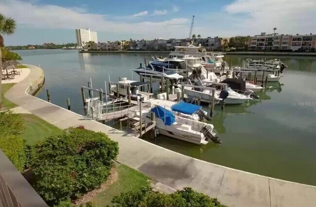 Building Photo - 7560 Bay Island Dr S