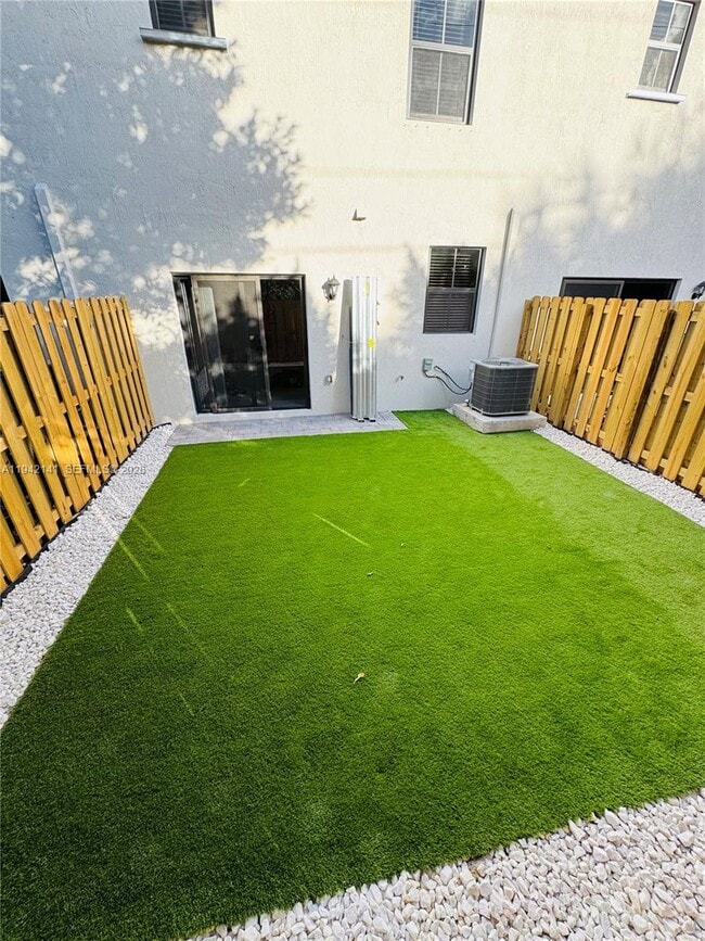 Building Photo - 1549 NE 3rd Ave