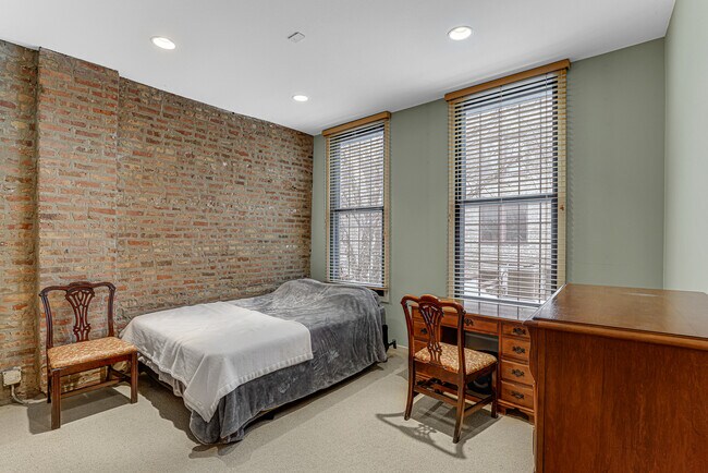 Building Photo - 944 W Lake St