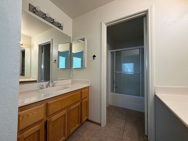 Building Photo - GREAT CORNER LOCATION IN CENTRAL BRENTWOOD