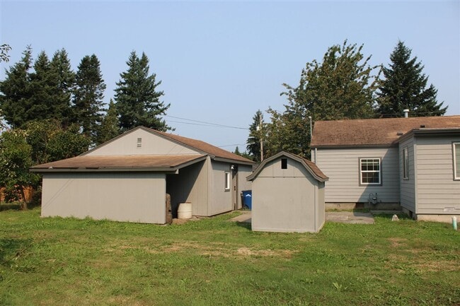 Building Photo - 3 Bedroom, 1.5 Bathroom House! Available now!