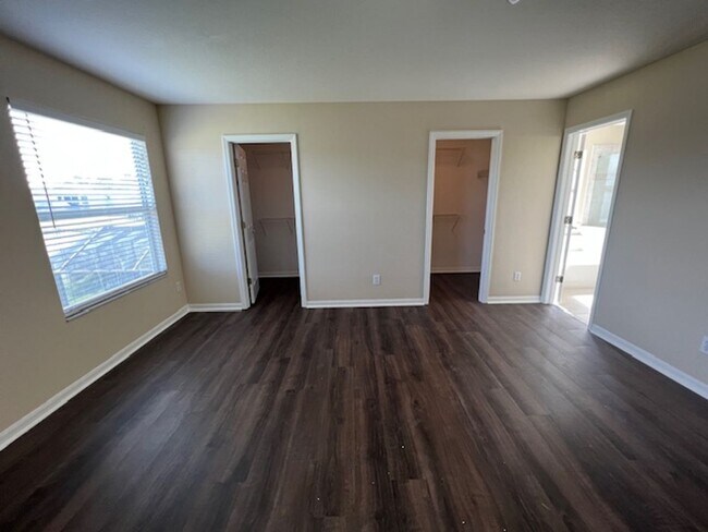 Building Photo - Country Chase