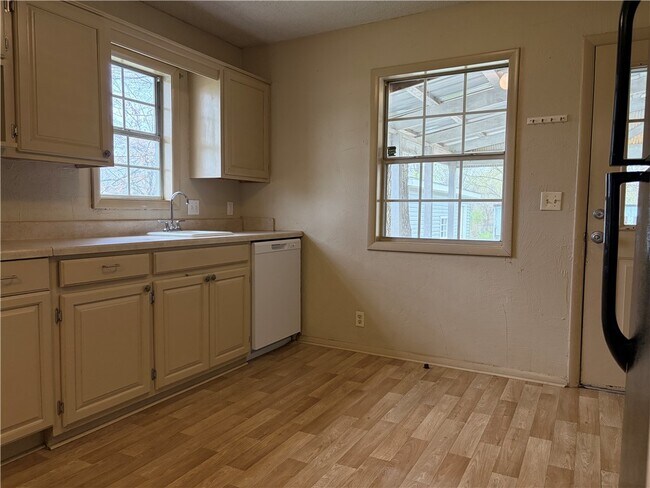 Building Photo - 2255 E Huntsville Rd