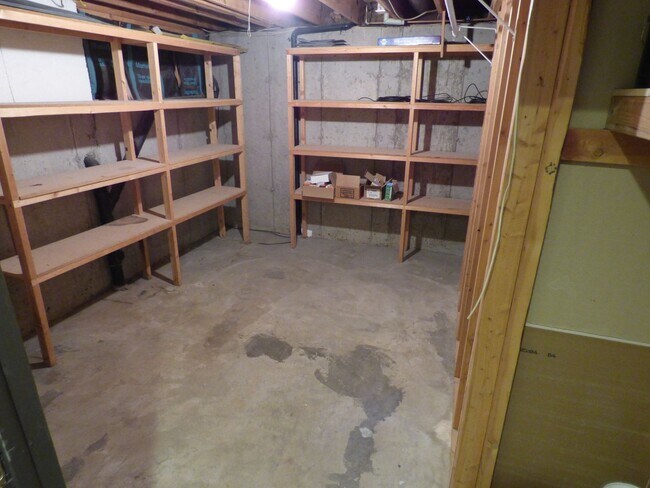 Building Photo - $0 DEPOSIT OPTION.  TRI-LEVEL HOME IN SE AURORA