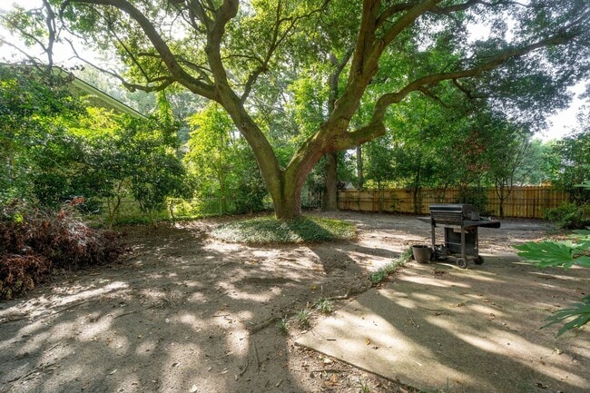 Building Photo - 3BR/2BA Home with Fireplace and Fenced Yar...