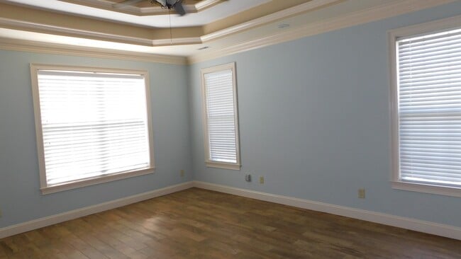 Building Photo - 4016 Lake Russell Dr