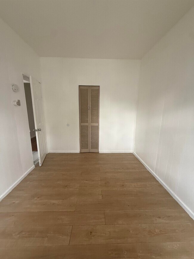 Building Photo - 1128 Summit Ave