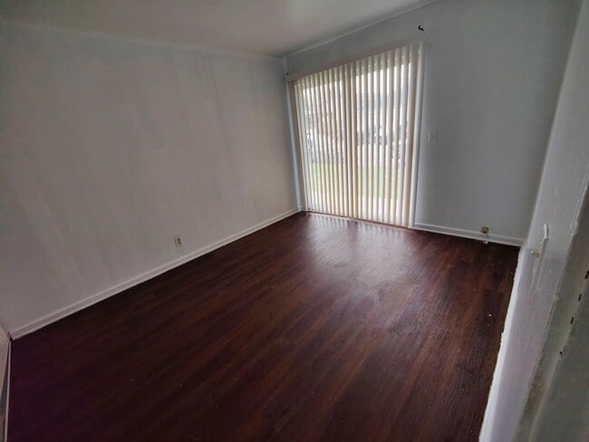 Building Photo - 384 W Indian Trail