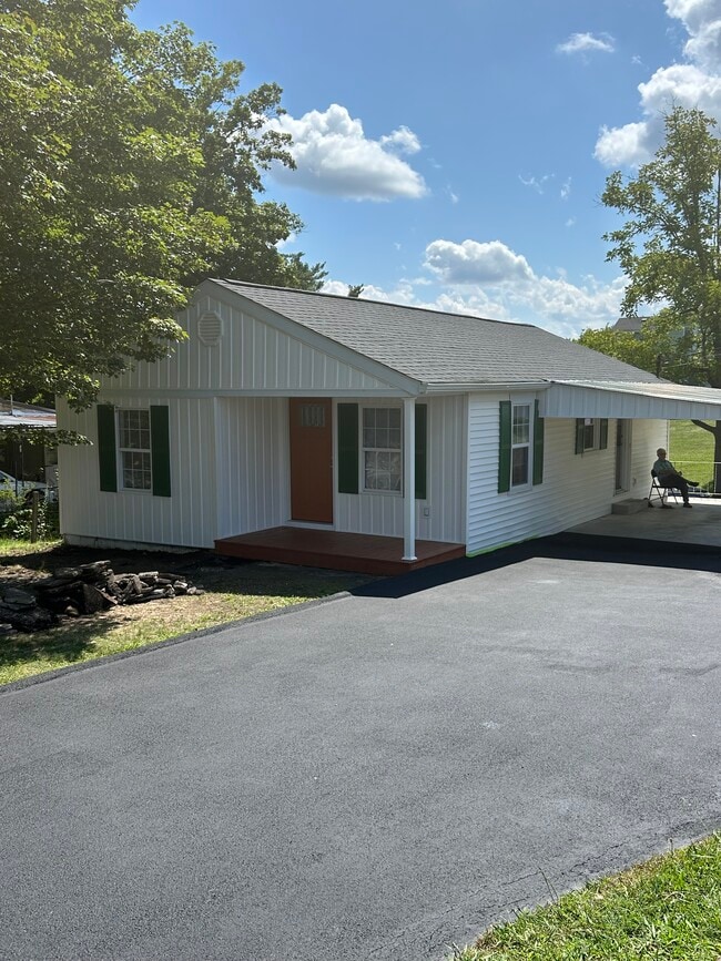 Primary Photo - 462 Floyd St