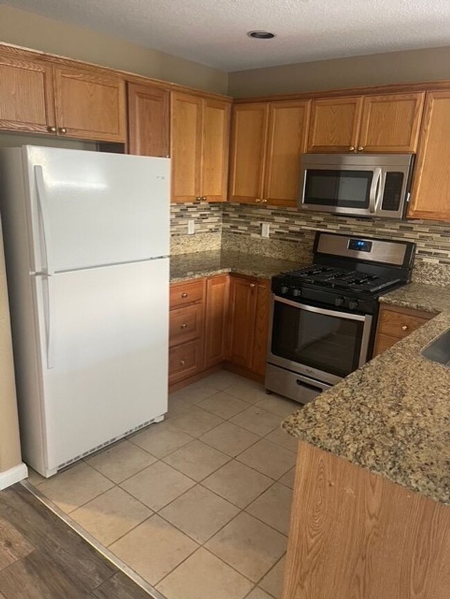 Building Photo - Beautiful 3 bed 2.5 home in Oak Hills! Was...