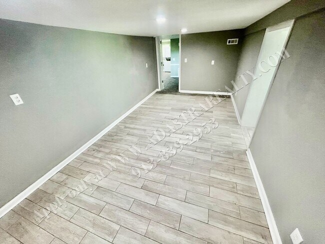 Building Photo - Nice Updated 3 Bed, 1 Bath in KCK-Availabl...