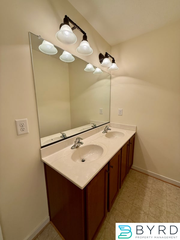 Building Photo - 1013 Sycamore Crest Dr