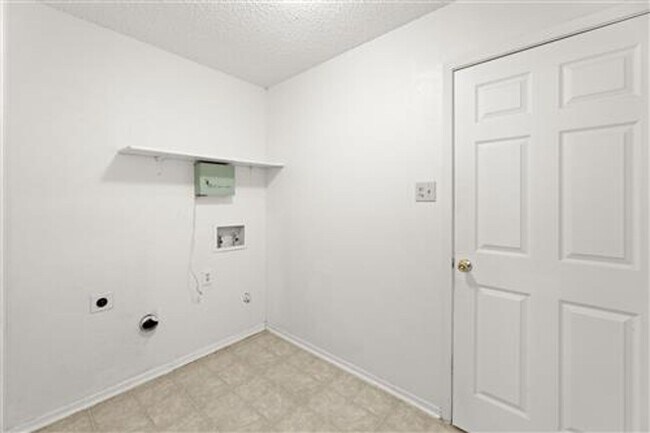 Building Photo - 2205 Foxcroft Ln