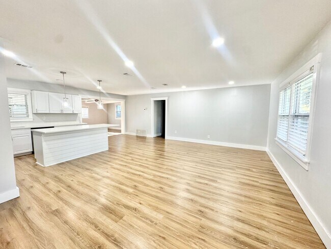 Building Photo - 607 Dyches Dr