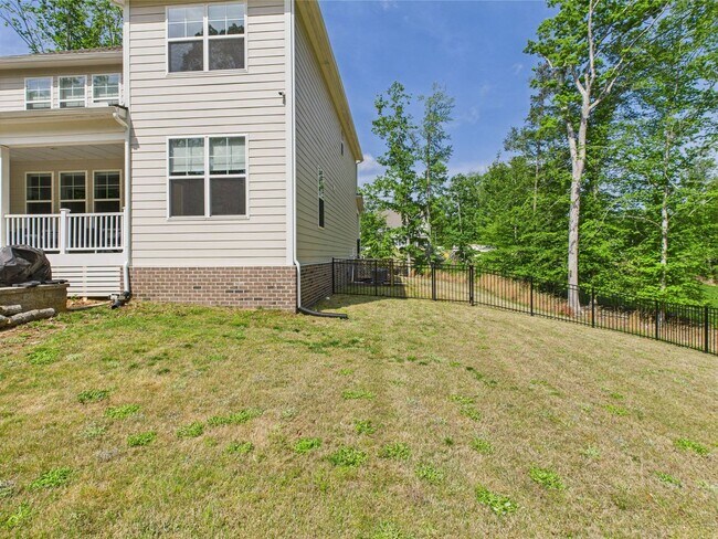 Building Photo - Stunning 5 Bedroom 4.5 Bathroom Located in...