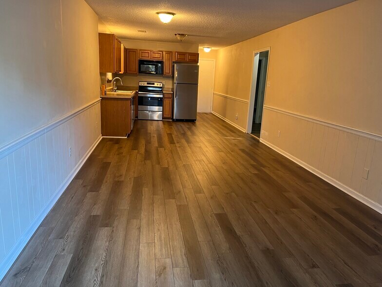 Building Photo - 906 W Chatham St