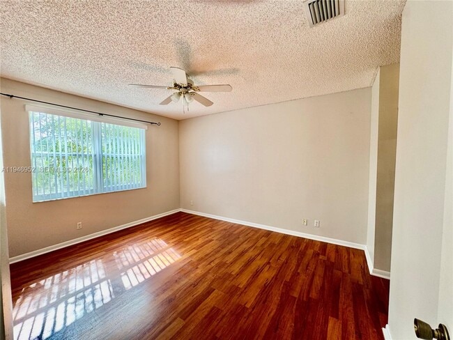 Building Photo - 549 Racquet Club Rd