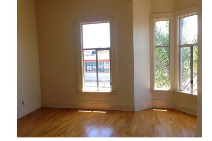 Vaulted Ceilings, real hardwood floors, great views - 848 E 15th St