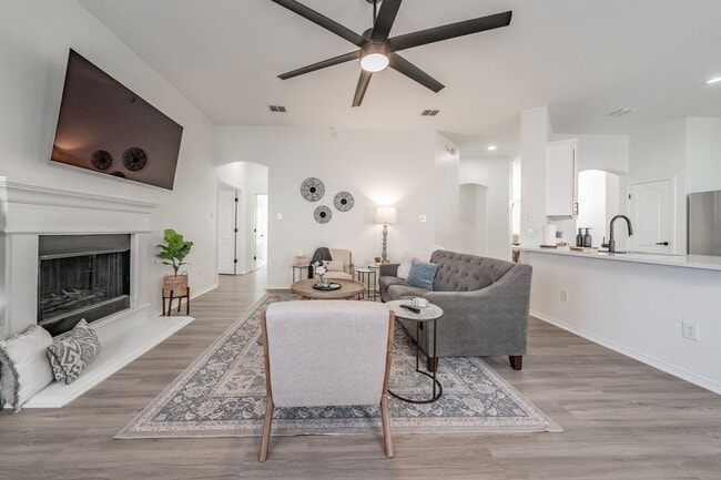 Building Photo - 3bed/2bath Cozy Chic with Backyard Oasis