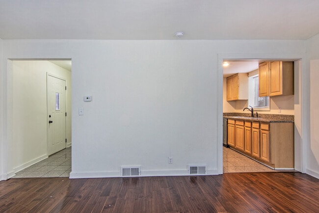Building Photo - 218 E Milham Ave