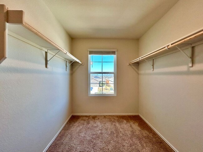 Building Photo - 221 Granary Dr