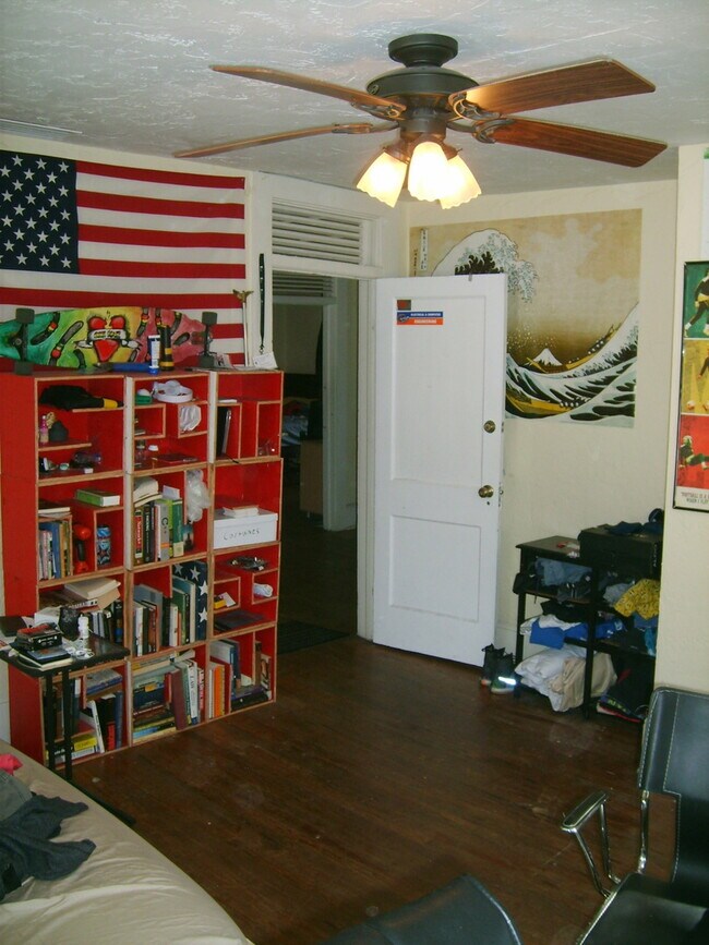 Building Photo - Huge 3 Bedroom, 1 Bathroom Apartment Steps From UF in Fifth Avenue