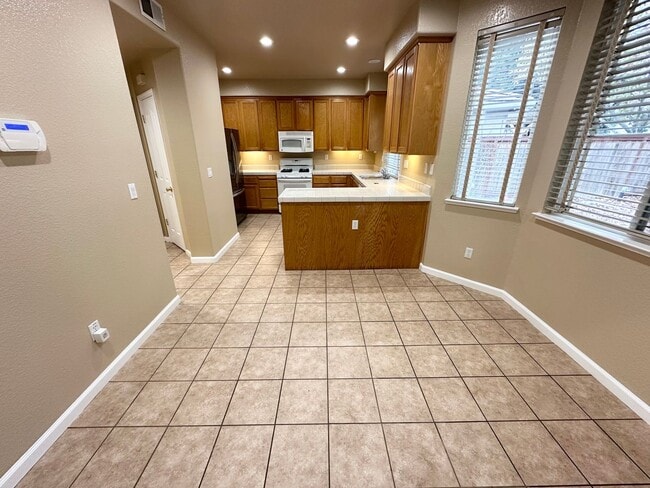 Building Photo - Beautiful Natomas Park Home – 5 Bed / 3 Bath, new interior paint, 2 story!