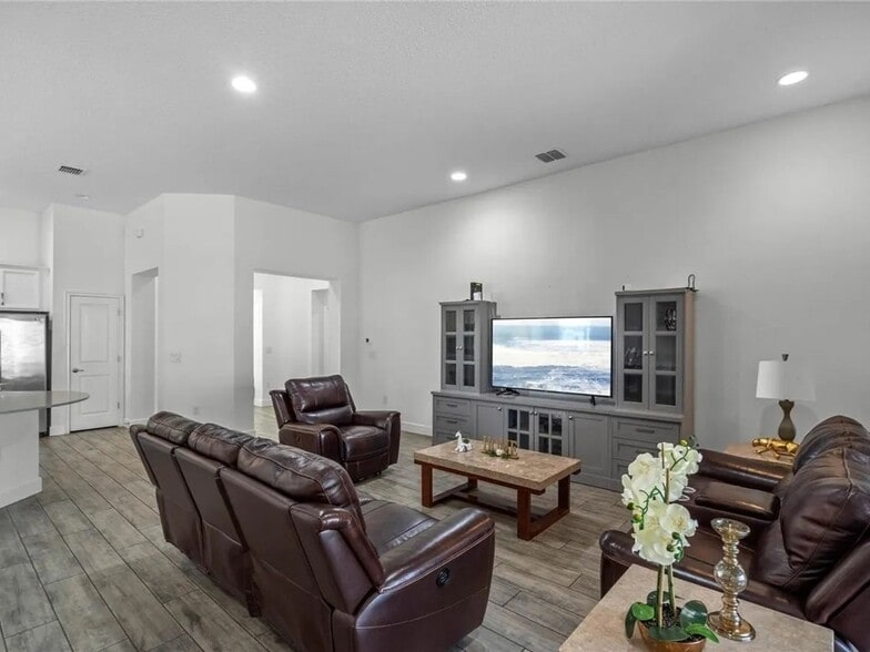 Building Photo - 2043 Rush Bay Wy