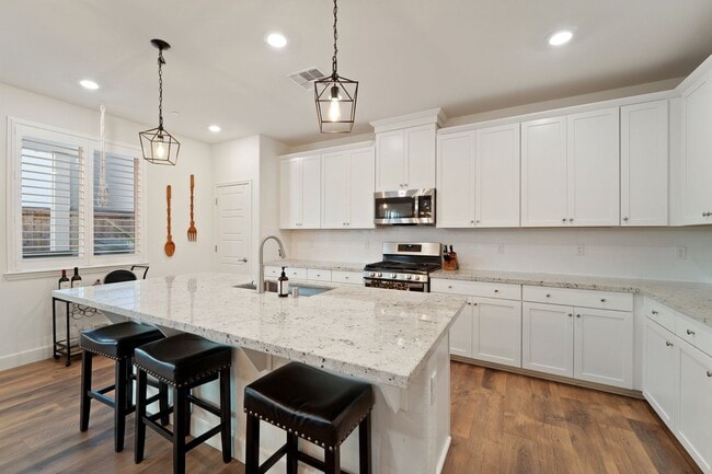 Building Photo - Gorgeous 4 Bedroom 3 bath in Northlake