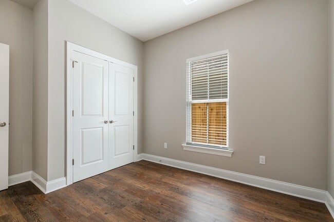 Building Photo - 518 Main St