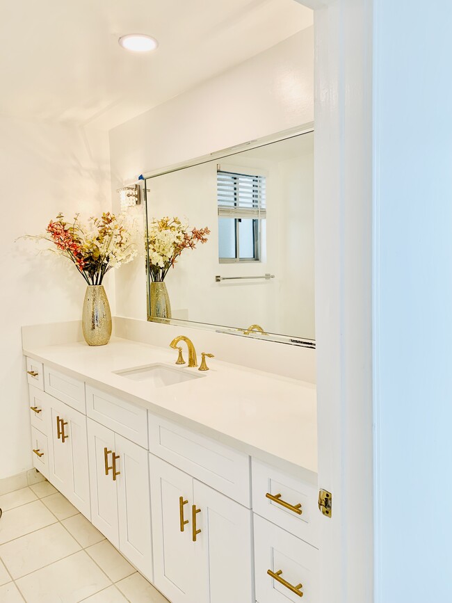 Building Photo - 5301 Balboa Blvd