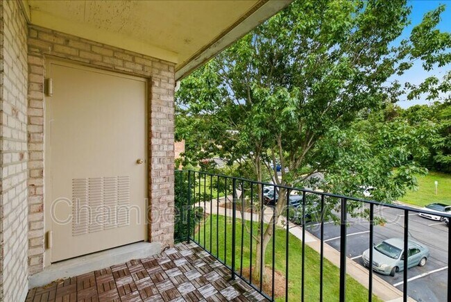 Building Photo - 1521 Colonial Dr