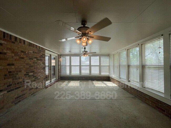 Building Photo - 9766 Kinglet Dr