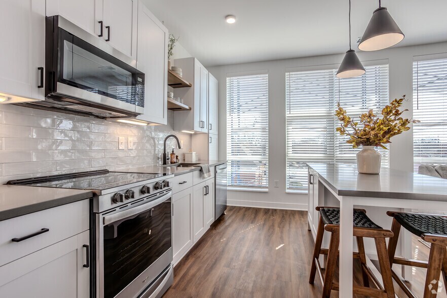 1BR, 1BA - 892 SF - Amber - Kitchen - Fifth x Northwest