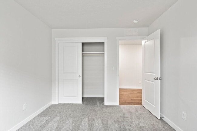 Building Photo - 10419 Rockaway Ridge St