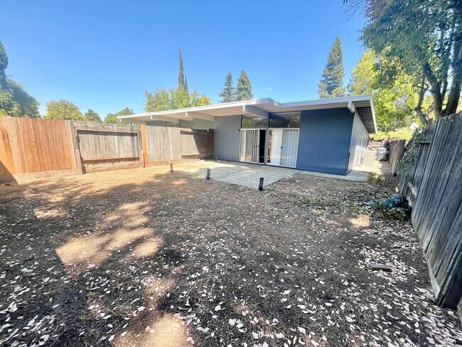 Building Photo - Charming 2-bedroom, 1-bath duplex with a yard