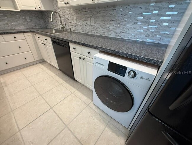 Building Photo - 5800 Hollywood Blvd