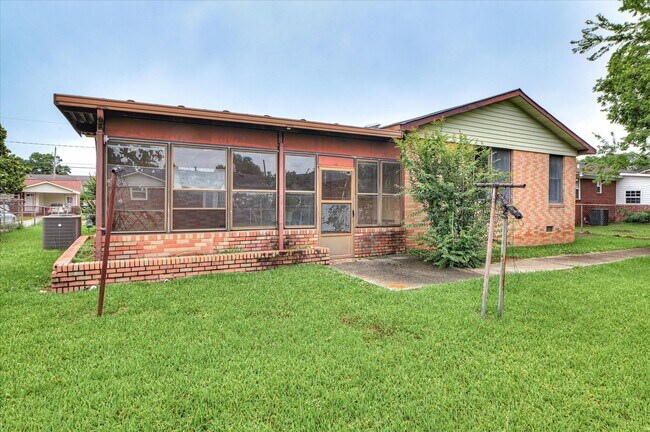 Building Photo - 116 E Walker St
